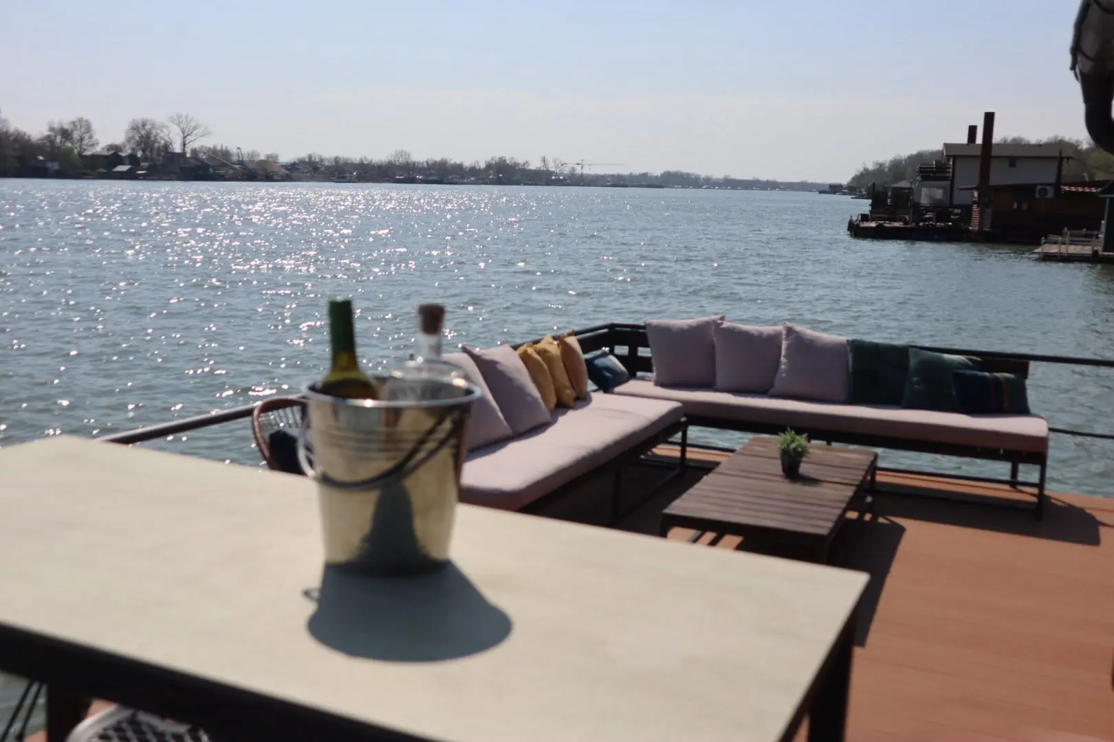 Bar i lounge zona na palubi